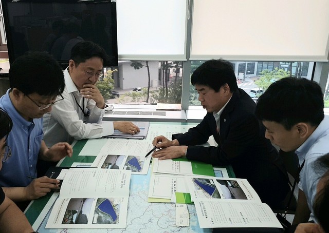 ▲ 김광수 원주 부시장(오른쪽 두번째)이 중앙부처를 방문해 원주시 지역 현안사업의 필요성을 설명하고 있다.ⓒ원주시