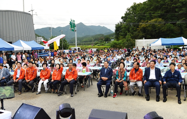 ▲ 결의대회에는 김영만 군수, 심칠 군의회 의장, 박창석 도의회 통합공항이전특별위원장을 비롯한 기관단체장과 주민 500여명이 참석해 통합신공항 우보유치를 위해 마음을 하나로 모았다.ⓒ군위군