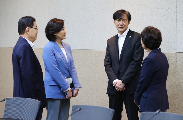 ▲ 10일 서울 성북구 한국과학기술연구원에서 열린 국무회의에 앞서 정의용(왼쪽부터) 국가안보실장, 박영선 중소벤처기업부 장관, 조국 법무부 장관, 김현미 국토교통부 장관이 대화하고 있다. ⓒ뉴시스