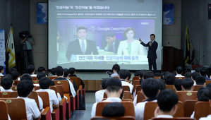 ▲ 지난 6일 여의도고에서 특강을 진행하는 최현만 미래에셋대우 수석부회장. ⓒ 금융투자협회