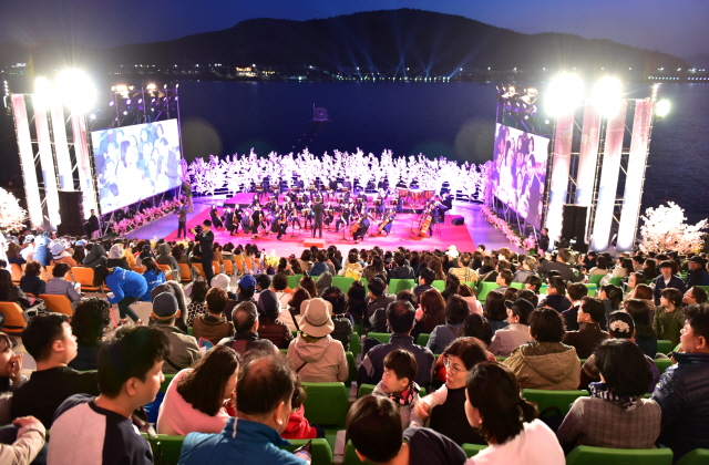 ▲ 지난해 추석연휴 보문관광단지 수상공연장에서 펼쳐진 공연 모습.ⓒ경북문화관광공사
