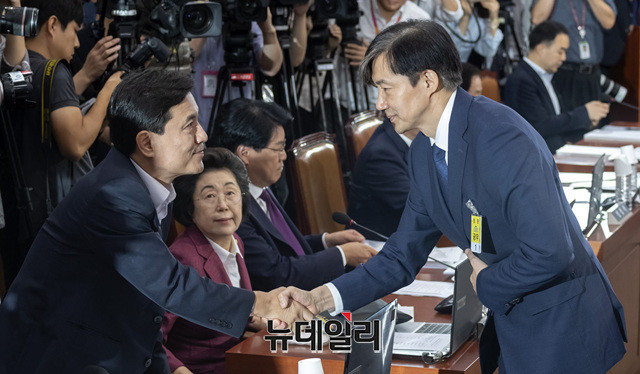 ▲ 조국 법무부 장관이 6일 국회에서 열린 인사청문회에 출석, 김진태 자유한국당 의원과 인사를 나누고 있다.ⓒ뉴데일리DB