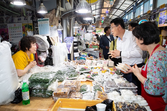 ▲ 은성수 신임 금융위원장이 10일 서울 서대문구 소재 영천시장에 방문해 시장 상인들의 애로사항을 청취하고 있다. ⓒ 금융위원회