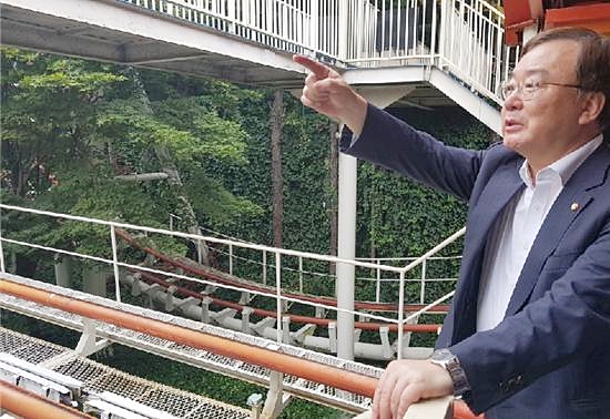 ▲ 지난 8월 21일 강효상 의원이 이월드 사고 현장을 찾아 사후 대책 마련을 촉구했다.ⓒ강 의원측