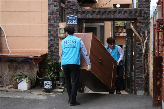 ▲ HUG 임직원들이 주택 개보수 봉사활동을 진행하고 있다.ⓒHUG
