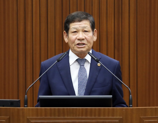 ▲ 세종시의회 채평석 의원(연동‧부강‧금남)이 10일 열린 제57회 임시회 제2차 본회의에서 ‘노인 여가시설 조성 필요에 따른 파크골프장 조성 제안’을 주제로 5분 자유발언을 하고 있다.ⓒ세종시의회