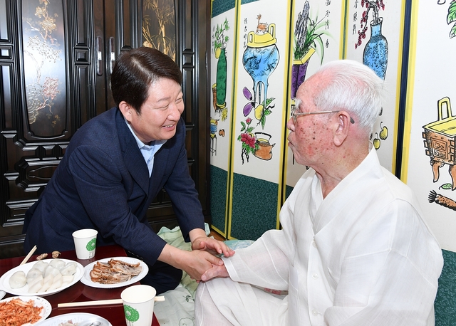▲ 경북 유일 생존 애국지사인 배선두 지사를 만난 권영진 대구시장이 인사를 나누고 있다.ⓒ대구시
