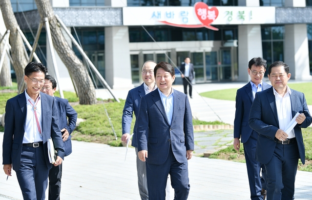 ▲ 권영진 대구시장이 관계자들과 다음 일정을 위해 이동하고 있다.ⓒ대구시