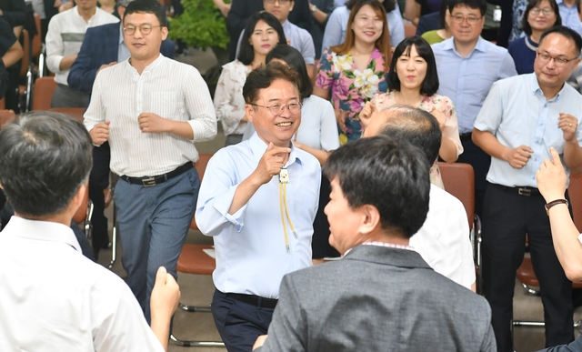 ▲ 이철우 도지사는 시청 직원들과 함께 현재 경북도에서 직원들의 건강 증진과 재미있고 활기찬 사무실 분위기를 만들기 위해 매일 업무 시작 전과 종료 후에 실시하고 있는 ‘해피 댄스’를 선보여 눈길을 끌었다.ⓒ경북도