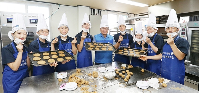 ▲ DGB대구은행이 10일 추석명절을 맞아 대구서문복지재단에서 ‘사랑의 빵 나눔’ 행사를 진행했다.ⓒDGB