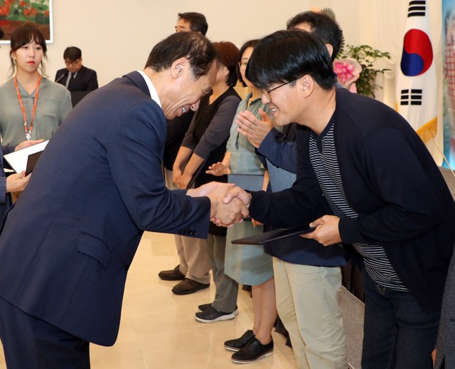 ▲ 10일 춘천 세종호텔에서 열린 '신농정 거버넌스' 출범식에서 최문순 지사(왼쪽)가 위원들에게 위촉장을 전달하고 있다. 이날 위촉된 위원 25명은 농업인이 현장에서 체감할 수 있는 정책 공감대 형성과 농정 추진요구에 적극 대응해 나가게 된다.ⓒ강원도