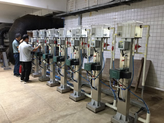 ▲ 정수장 수질자동측정시스템 점검 모습.ⓒ포항시