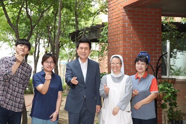 ▲ 이강덕(가운데) 포항시장이 마리아의 집 관계자들과 기념사진을 촬영하고 있다.ⓒ포항시