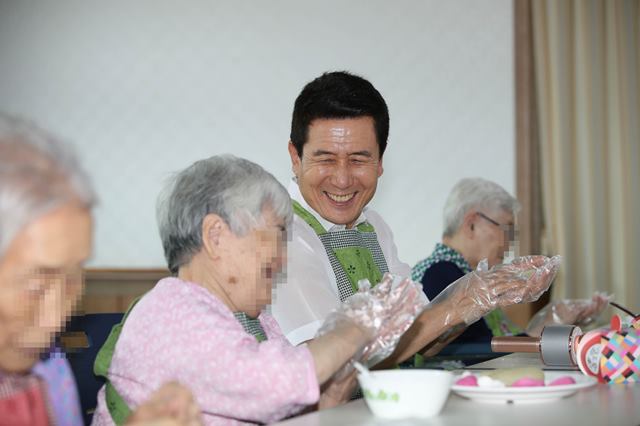 ▲ 이강덕 포항시장이 포항위덕어르신마을을 방문해 어르신들과 송편을 빚으며 환담을 하고 있다.ⓒ포항시