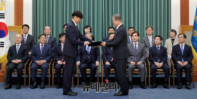 ▲ ▲ 문재인 대통령이 9일 오후 청와대에서 조국 신임 법무부 장관에게 임명장을 수여하고 있다.ⓒ청와대