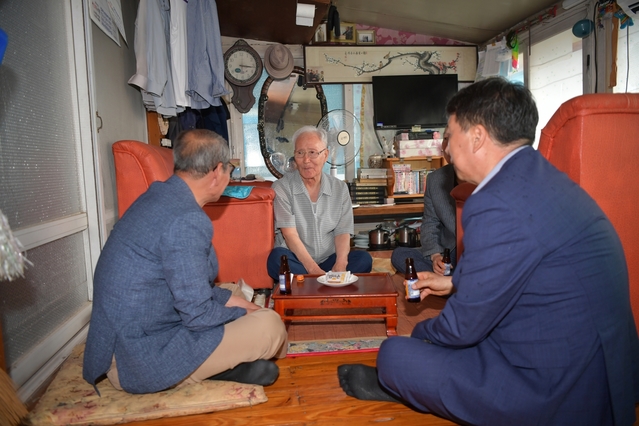 ▲ 청도군은 지난 4일부터 10일까지 사회복지시설 21개소(592명)와 저소득 국가유공자 110명에 위문품을 전달했다.ⓒ청도군