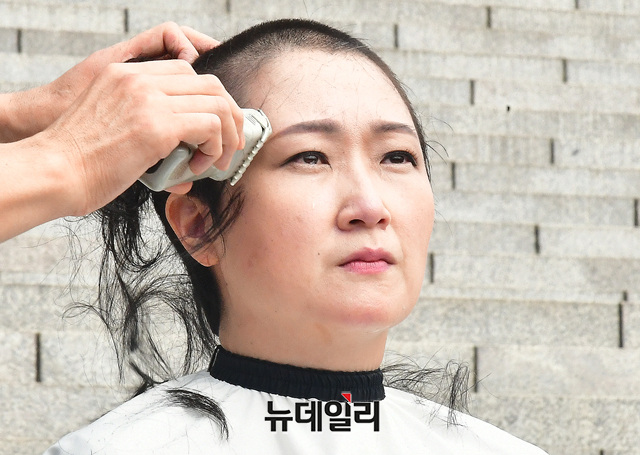 ▲ 이언주 무소속 의원이 10일 오전 국회 본청 계단앞에서 조국 법무부장관 임명 규탄 삭발식을 하고 있다.ⓒ이종현 기자