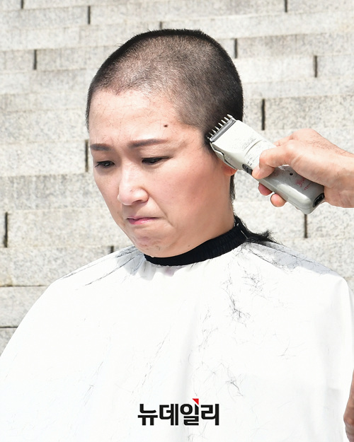 ▲ 이언주 무소속 의원이 10일 오전 국회 본청 계단앞에서 조국 법무부장관 임명 규탄 삭발식을 하고 있다.ⓒ이종현 기자