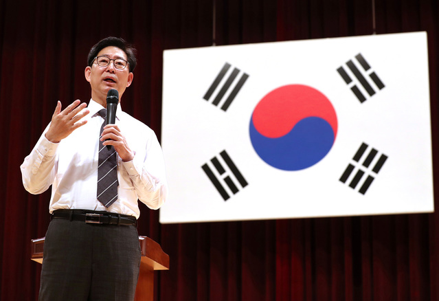 ▲ 양승조 충남도지사는 10일 대전시청 공무원을 대상으로 특강을 하고 있다. 양 지사는 특강을 통해 대전과 충남은 뿌리가 같은 형제로 뗄래야 뗄 수 없는 관계라고 밝혔다.ⓒ충남도