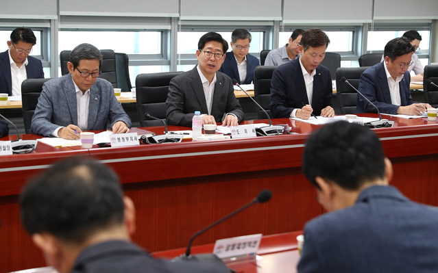 ▲ 양승조 충남도지사가 11일 도청에서 실국원장회의를 주재하고 있다.양 지사는 추석연휴를 앞두고 태풍 링링으로 피해를 입은 주민들에게 따뜻한 위로의 말과 지원을 전해줄 것을 각별히 당부했다.ⓒ충남도
