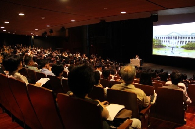 ▲ '2018 두산아트스쿨: 귀족문화로 읽는 바로크와 로코코 미술'을 진행한 양정무 교수의 강연 모습.ⓒ두산아트센터