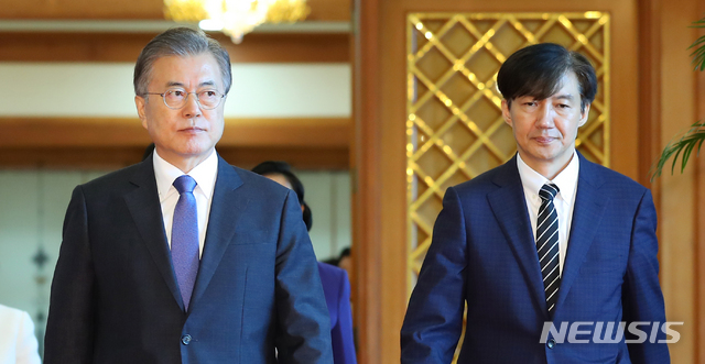 ▲ 지난 9일 청와대 본관에서 열린 임명장 수여식을 마친 문재인 대통령(왼쪽)과 조국 법무부장관. ⓒ뉴시스