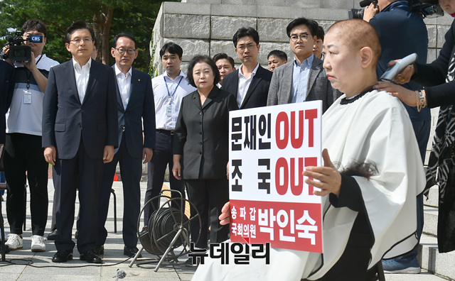 ▲ 황교안 자유한국당 대표가 11일 오전 국회 본청 계단에서 조국 법무부 장관 해임을 요구하며 삭발한 박인숙 의원을 안타까운 표정으로 지켜보고 있다.ⓒ이종현 기자