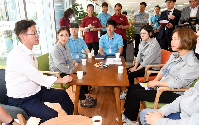 ▲ 이철우 지사가 11일 산동금속공업을 찾아 젊은 직원들과 대화를 나누고 있다.ⓒ경북도