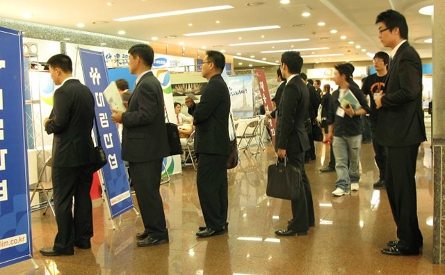 ▲ 한 건설 취업박람회에서 구직자들이 줄을 서서 대기하고 있다.ⓒ뉴데일리경제 DB