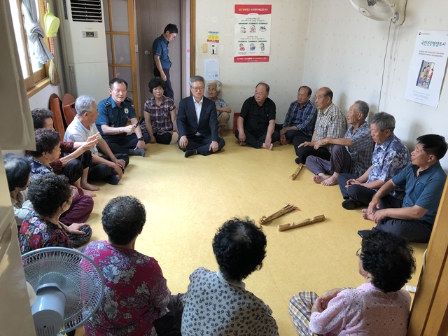 ▲ 청도읍은 지난 9일부터 11일까지 지역 어르신들의 의견과 건의사항을 청취하기 위해 경로당을 순회하며 주민의견을 들었다.ⓒ청도군