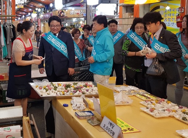 ▲ 바른미래당 청주서원구지역위원회 이창록 위원장 직무대행과 당원들이 전통시장을 찾아 전통시장 장보기 캠페인을 벌였다.ⓒ바른미래당 청주 서원지역위원회