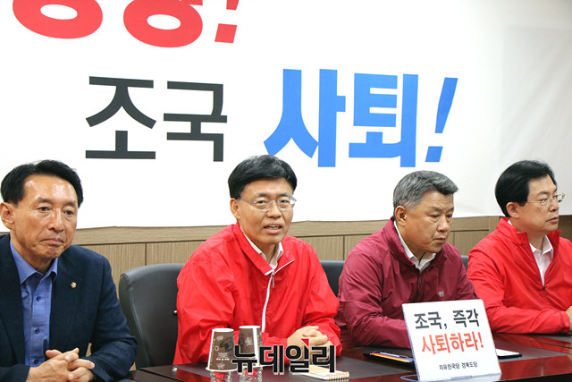 ▲ 최교일 한국당 경북도당 위원장(왼쪽 두번째)을 비롯해 경북지역 의원들과 당협위원장은 11일 한국당 경북도당 회의실에서 ‘추석 투쟁현안 긴급대책회의’를 갖고 조국 장관 임명이 대구경북민의 강한 반발을 불러일으키고 있다며 임명철회를 촉구했다.ⓒ뉴데일리 이지연 기자