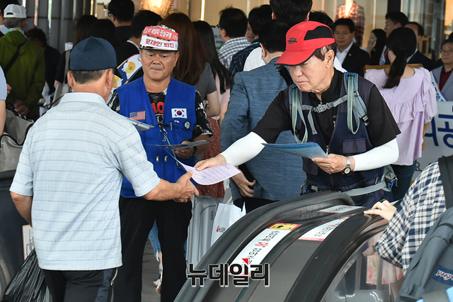 ▲ 전단지 배포하는 나라지킴이 고교연합ⓒ이종헌 기자