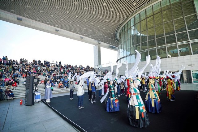 ▲ '처용무 배우기' 체험 장면.ⓒ국립중앙박물관