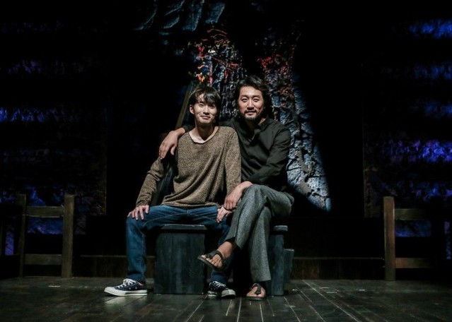 ▲ 연극 '에쿠우스'의 알런 역 류덕환과 다이사트 역 이석준.ⓒ극단 실험극장