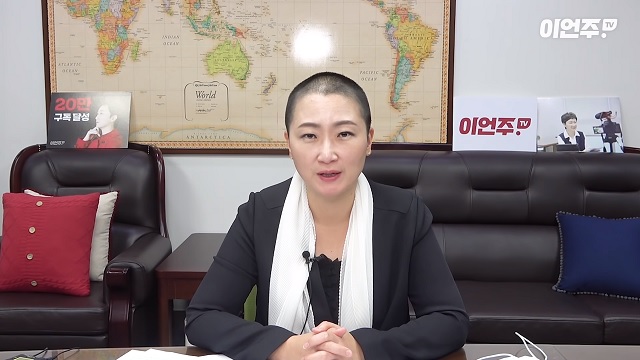 ▲ 이언주 무소속 의원이 자신의 유튜브 채널 '이언주TV'에서 삭발식을 진행한 이유를 설명하고 있다. ⓒ'이언주TV' 캡처