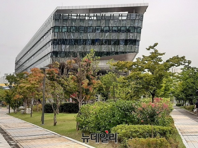 ▲ 세종시청 산책로에 서 본 시청사 전경.ⓒ김동식 기자