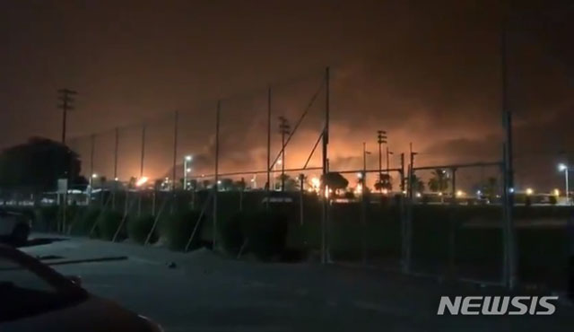 ▲ 예멘 후티반군의 드론 공격으로 화재가 발생한 사우디 아람코의 정유시설. ⓒ뉴시스. 무단전재 및 재배포 금지.