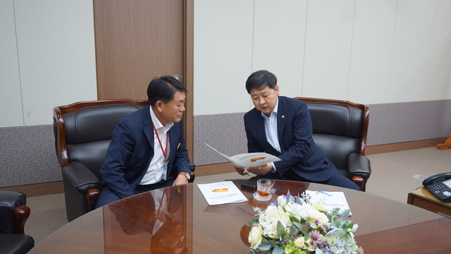 ▲ 구교강 성주군의회 의장(왼쪽)이 기획재정부를 찾아 남부내륙고속철도 성주역사 유치 필요성을 강력히 건의했다.ⓒ성주군의회