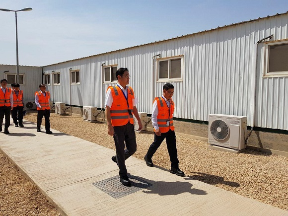 ▲ 이재용 부회장이 15일 삼성물산이 건설 중인 사우디아라비아 리야드 도심 지하철 공사 현장을 방문해 임직원들을 격려하는 모습ⓒ삼성전자