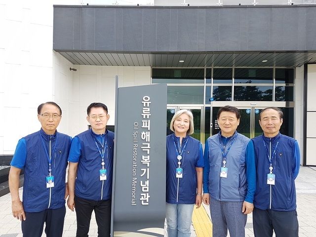 ▲ 유류사고 10년, 유류피해극복기념관 개관 2주년을 맞아 기념관 직원들이 기념촬영에 응하고 있다.ⓒ충남도