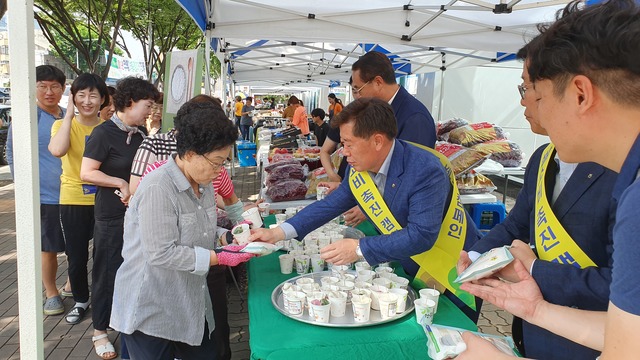 ▲ 경북농협 도기윤 본부장이 시민들에게 송편을 나눠주고 있는 모습.ⓒ경북농협