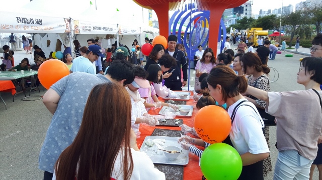 ▲ 영일대해수욕장 해상누각 앞 광장에 마련한 전통문화체험 행사가 추석 연휴 고향을 찾은 귀성객들과 관광객들에게 인기를 끌었다.ⓒ포항시