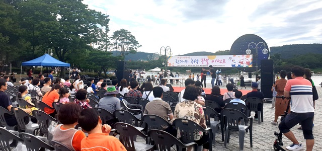 ▲ 관광객들이 경주보문단지에서 마술공연을 관람하고 있다.ⓒ경북문화관광공사