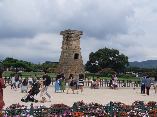 ▲ 추석 연휴를 맞아 전국 나들이객으로 북적이는 첨성대.ⓒ경주시