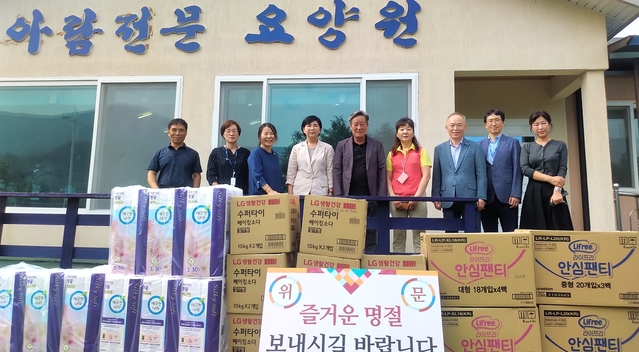 ▲ 이선희 경북도의회 의원(왼쪽 네번째)은 추석명절을 맞아 지난 10일 청도군 아람전문요양원을 찾아 어르신들을 위로했다.ⓒ경북도의회