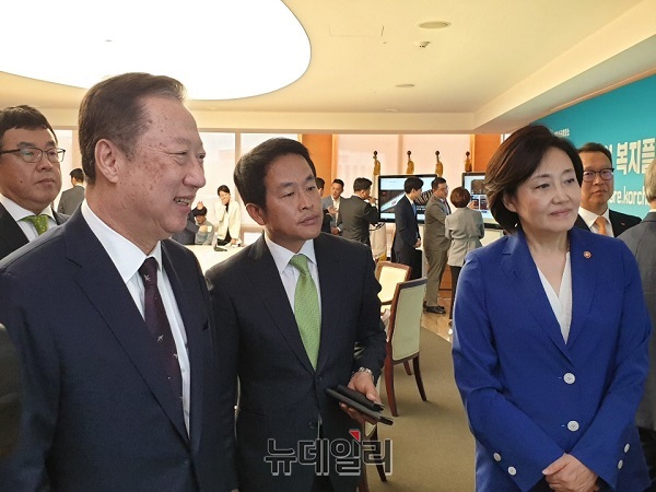 ▲ 박용만 대한상공회의소 회장(왼쪽)과 박영선 중소벤처기업부 장관(오른쪽)이 16일 서울 중구 상의회관에서 열린 중소기업 복지플랫폼 오픈행사에서 서비스를 체험하고 있다. ⓒ뉴데일리