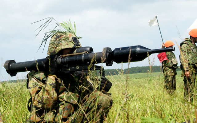 ▲ 오리엔트 쉴드 훈련에서 판저파우스트Ⅲ 대전차 로켓 사격을 하는 일본 육상자위대 대원. ⓒ미육군 공개사진.