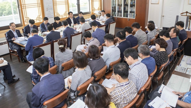 ▲ 구미시가 16일 내년도 시정방향 설정과 주요사업 추진을 위해 김상철 부시장 주재로 ‘2020년도 주요업무계획 보고회’를 가졌다.ⓒ구미기