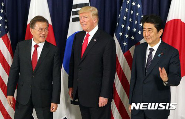 ▲ 2017년 7월 독일 함부르크 G20 정상회의 당시 문재인 대통령과 도널드 트럼프 미국 대통령, 아베 신조 일본 총리. ⓒ뉴시스. 무단전재 및 재배포 금지.